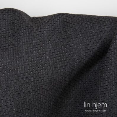 100% linstoff i svart farge, mønstret.