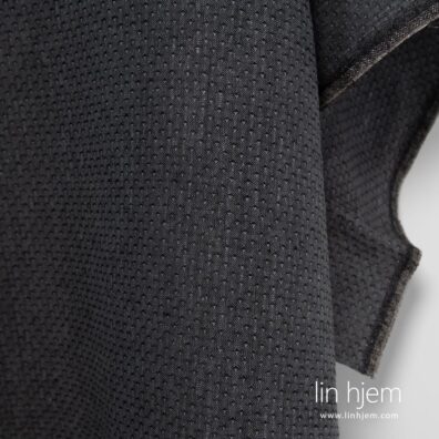 Mønstret 100% linstoff, svart.