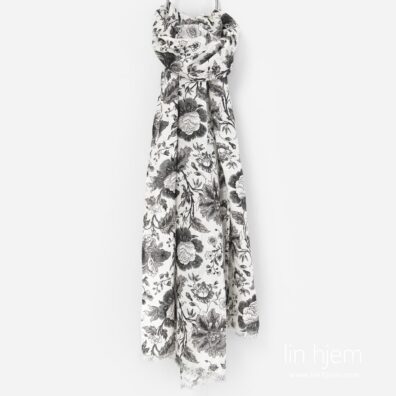 Svart blomstret sjal.