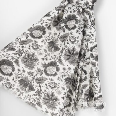 Svart sjal av lin, blomstret.