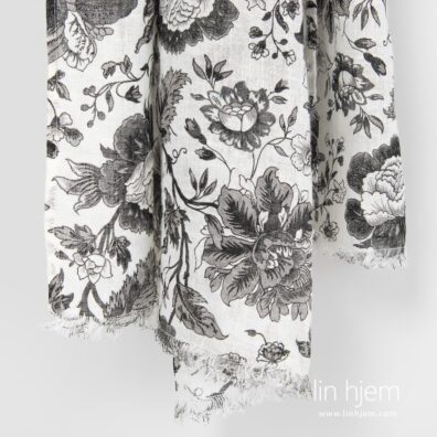 Blomstret sjal av 100% lin.