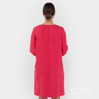 Rød farget kjole av lin.