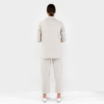 100% lin jakke i lys grå farge.