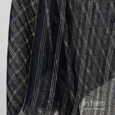 Mørkeblått gjennomsiktig linstoff.