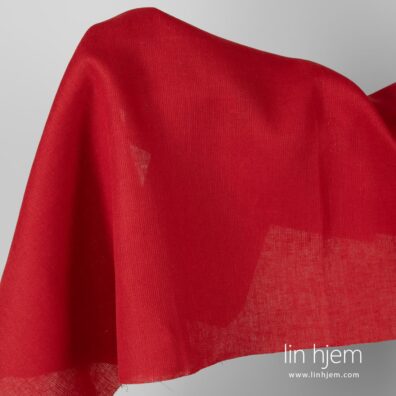 Rødt mønstret linstoff.