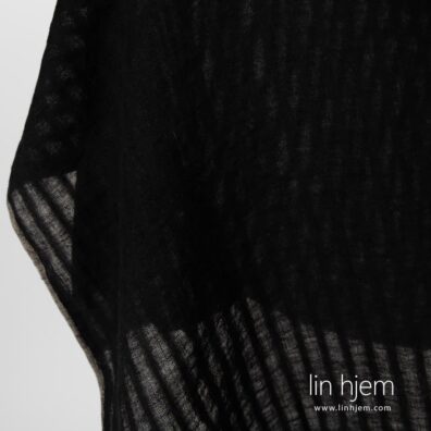 Stripete 100% linstoff i svart farge.