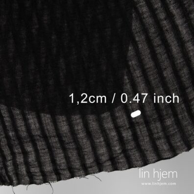 Svart farget 100% linstoff, vasket.