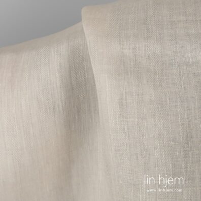 100% linstoff i brunaktig gul farge.