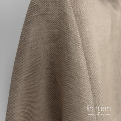100% linstoff i beige farge.