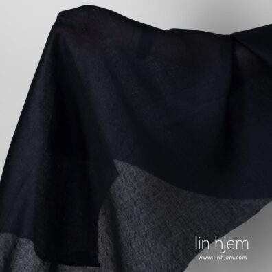 Mønstret mørkeblått linstoff.