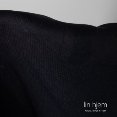 Mørkeblått mønstret linstoff.