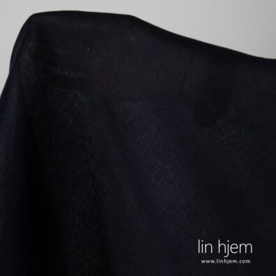 100% linstoff i mørk blå farge.