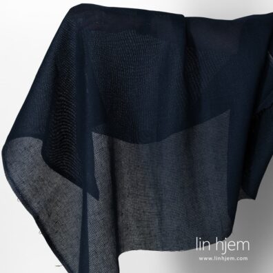 Gjennomsiktig linstoff i mørk blå farge.