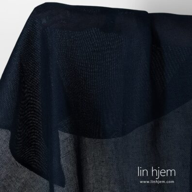 Mørkeblått gjennomsiktig linstoff.