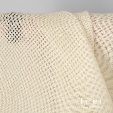 Gjennomsiktig gulaktig linstoff.