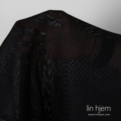 Svart 100% linstoff, gjennomsiktig.