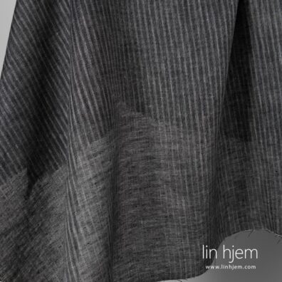 100% linstoff med striper, svart.