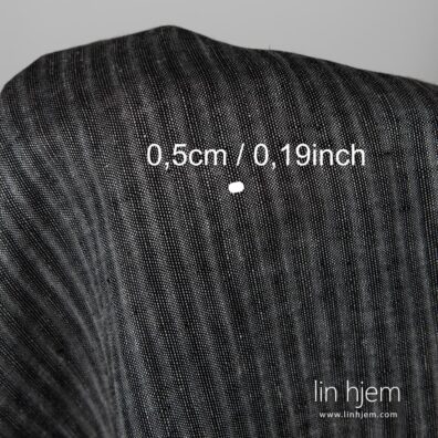 Svart stripete 100% linstoff.