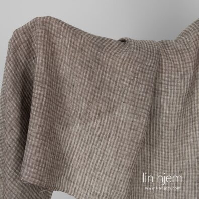 Vasket linstoff i brune ruter.