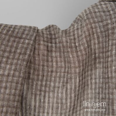 Brunt linstoff i ruter.