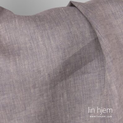 Brunaktig lilla farget 100% linstoff.