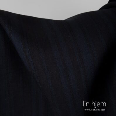 Mørkeblått, svart linstoff i striper.