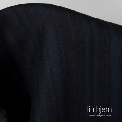 100% linstoff i mørkeblå og svarte striper.