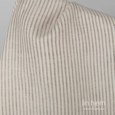 Brunaktig 100% linstoff i striper.