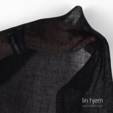 Svart farget 100% linstoff.