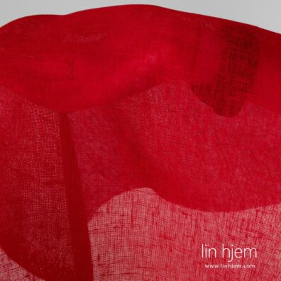 Gjennomsiktig rødt linstoff.