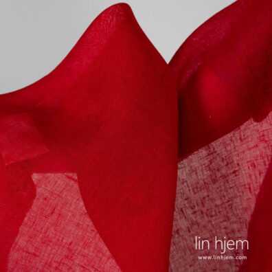 Rød farget linstoff, gjennomsiktig.