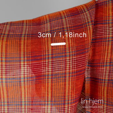 Rutete 100% linstoff i rød og oransje farge.