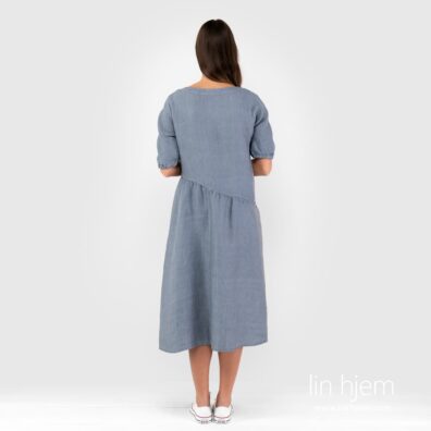 Blåaktig kjole av 100% linstoff.