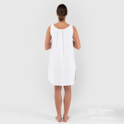 Hvit farget 100% lin nattkjole.