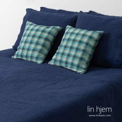 Sengesett i mørk blå farge.