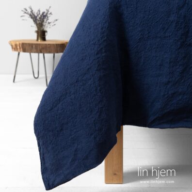 Mørk blå farget sengesett.