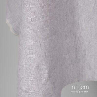 100% linstoff i gråaktig lilla farge.