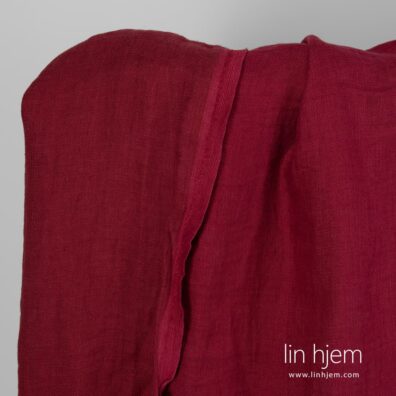 100% linstoff i rød farge, vasket.