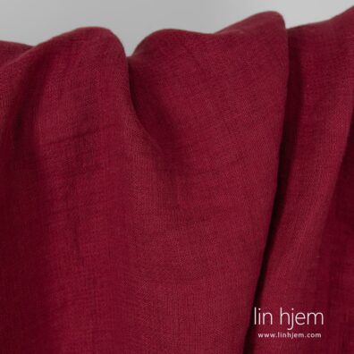 Rød farget 100% linstoff.