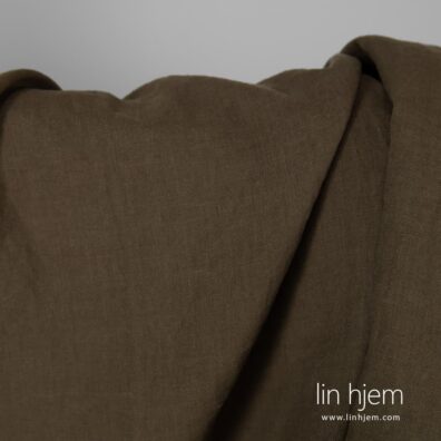 Vasket 100% linstoff i mørk grønn farge.