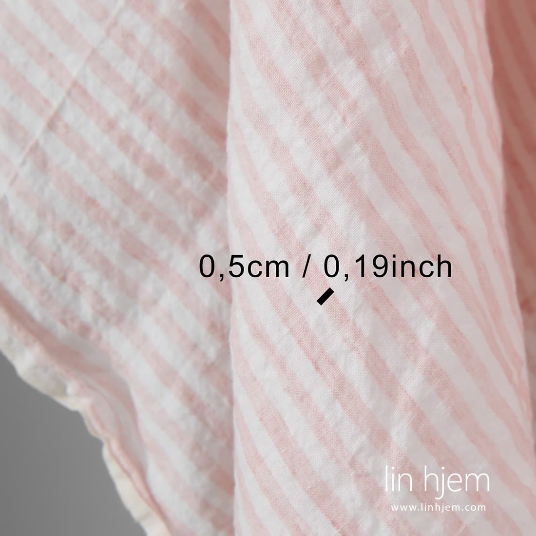 Vasket bredt linstoff i rosa farge.