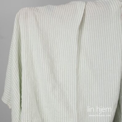 Bredt vasket linstoff i grønne striper.