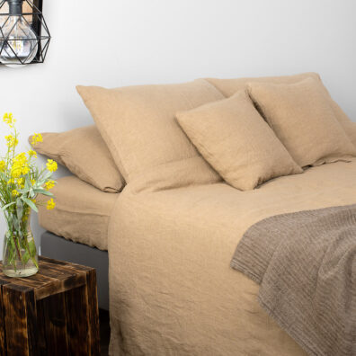 Lysebrunt sengesett.