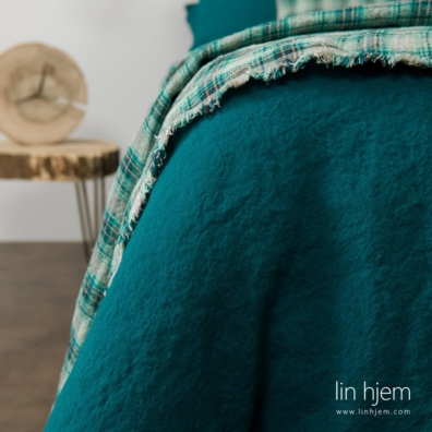 Mørk-turkis farge lin sengesett av mykt, skånsomt, vasket 100% linstoff.