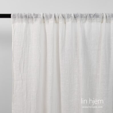 Gardin i hvit av linstoff.