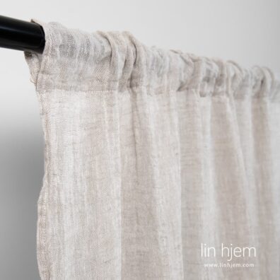 Lysegrå gardin BOHEMIA av 100% linstoff.