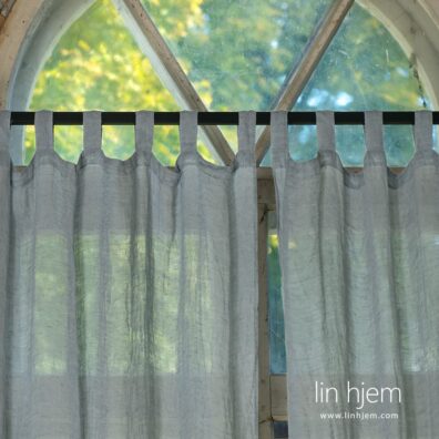 Blåaktig grå gardin.