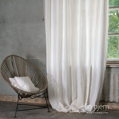 Gardin i hvit farge.