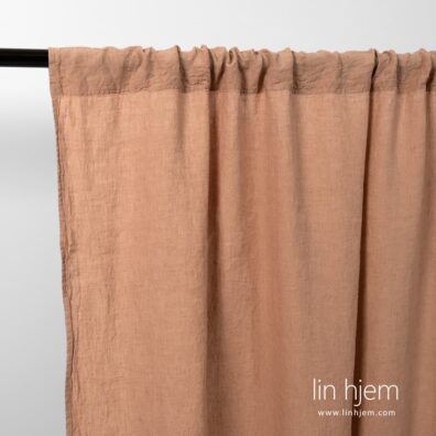 Brun farget gardin av lin.