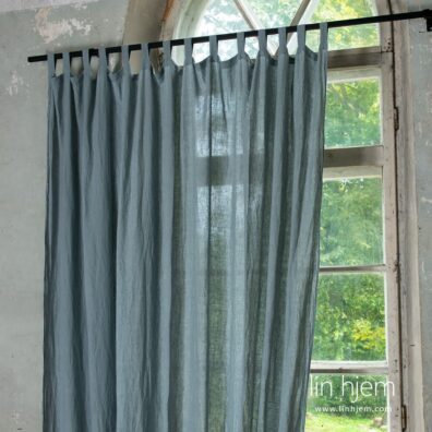 Blåaktig grå gardin.